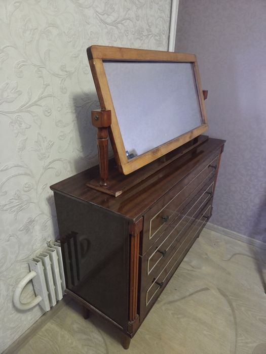 Комод з дзеркалом і дві приліжкові тумби