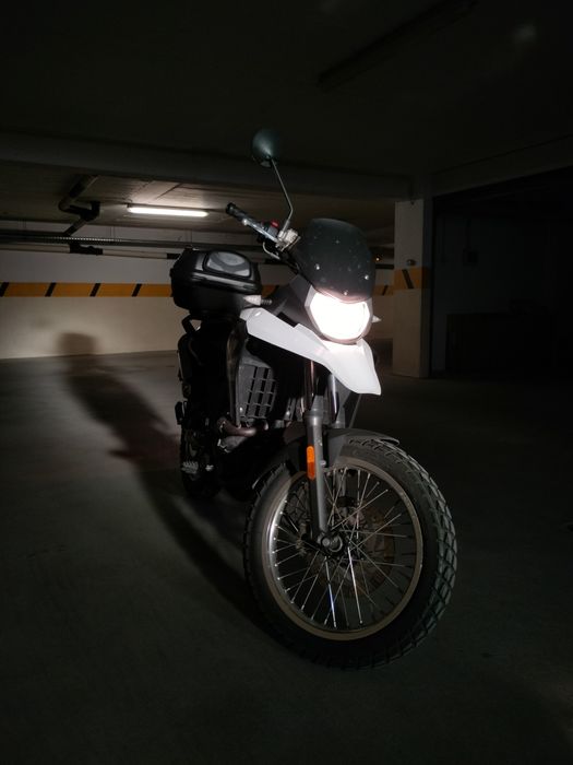 Malaguti Dune 125 + mala Givi Blade com almofada + suporte para telemóvel SP Connect + alarme de disco Auvray