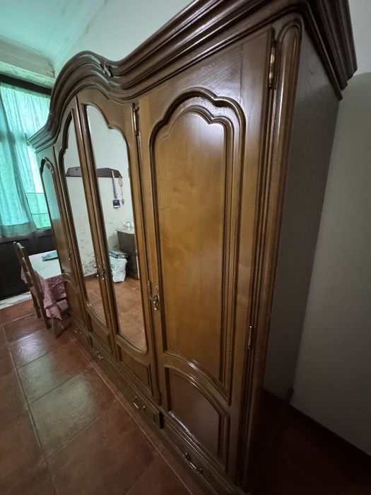 Mobiliário clássico em madeira maciça com mármore