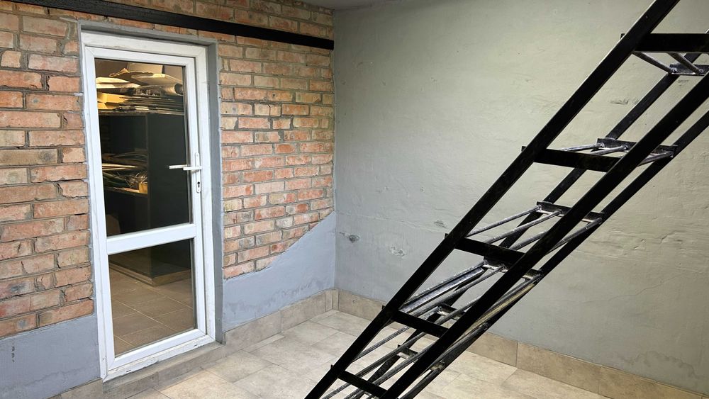 Сучасний приватизований гараж з кімнатою для відпочинку