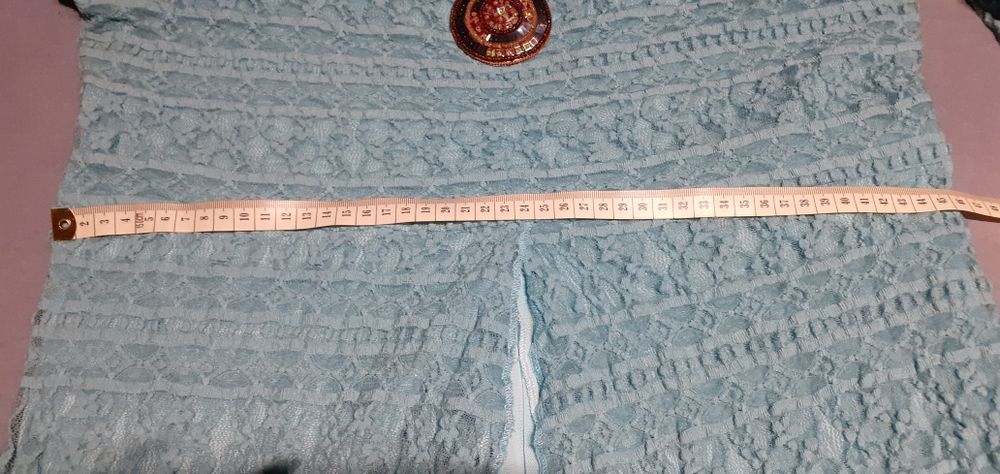 Turkusowa bluzka z broszką