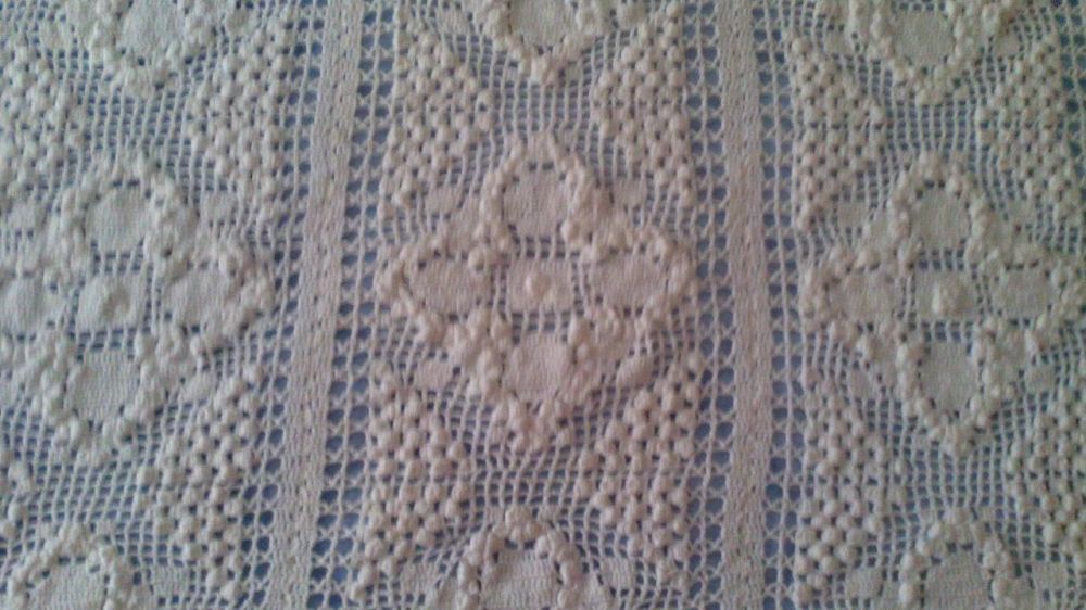 Colcha de renda feita à mão.