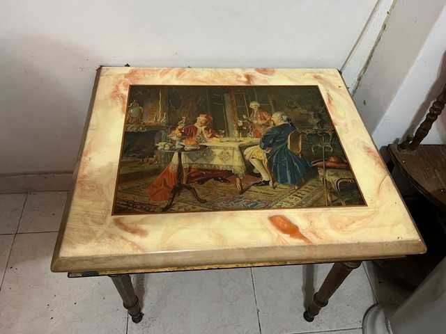 Mesa de apoio com gravura