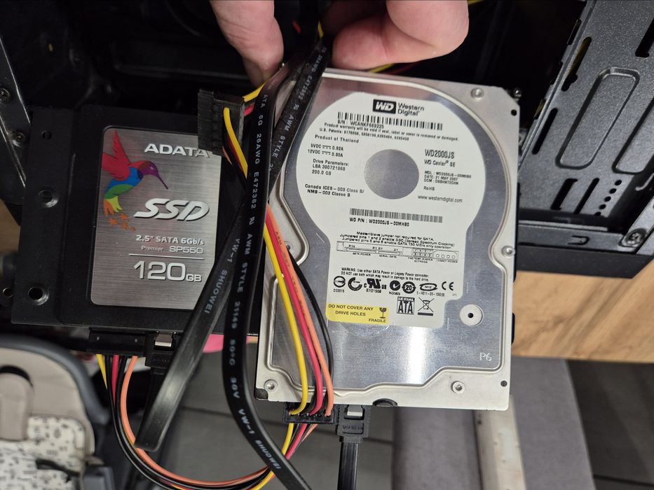 Komputer stacjonarny AMD A8-7650K, monitor BENQ