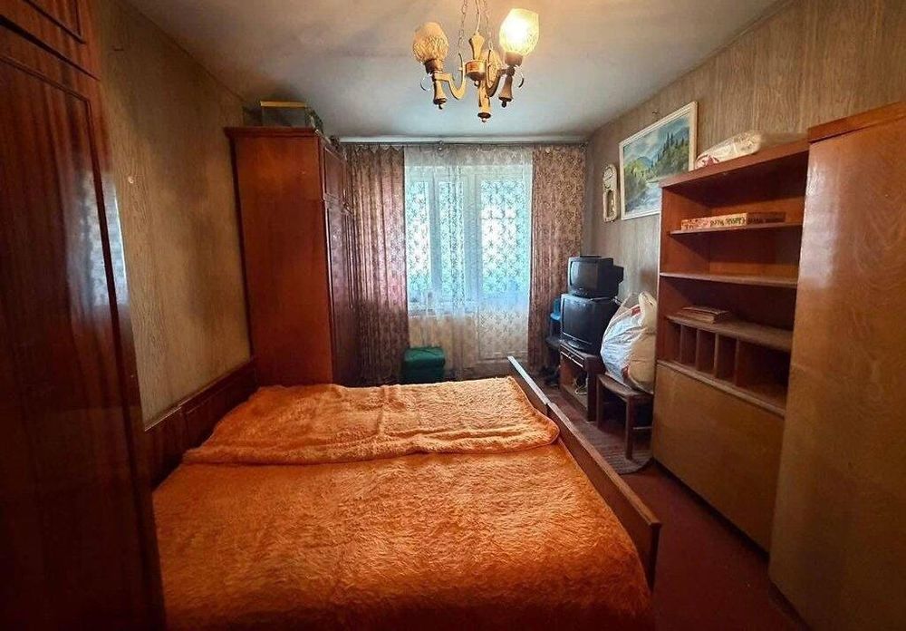 3-к, Грушевського вул., 74, П'яний базар
