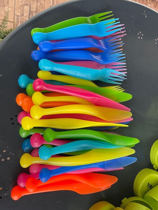 Garfos e facas coloridas