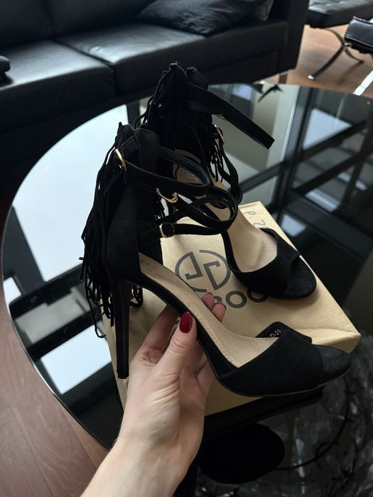 Nowe buty na szpilce Lu Boo frędzle