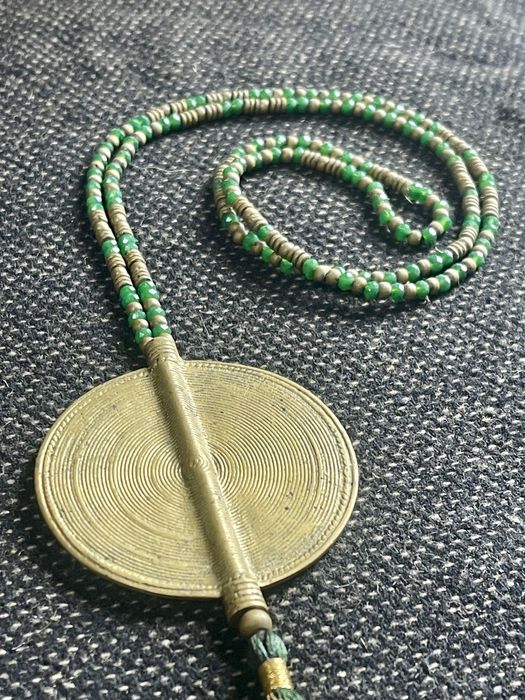 Colar com pendente em latão em estilo tuaregue