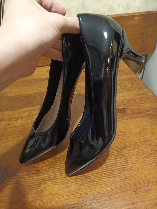 Весільні чорні лаковані туфлі човники кітен хіл 38 розмір 24 см