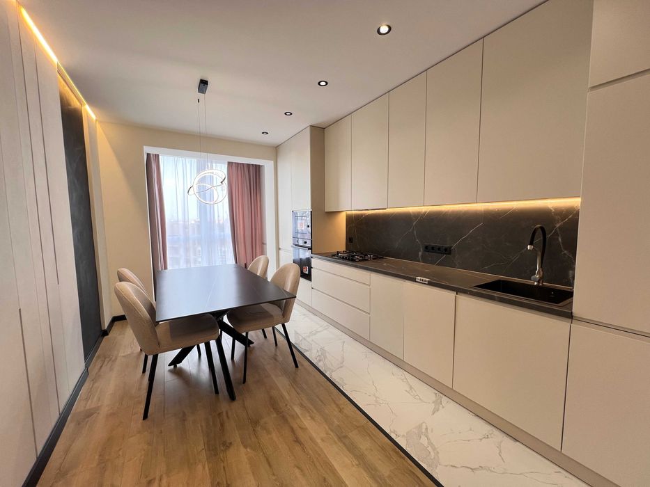 ТОПОВА євроТРІЙКА в районі центру повністю укомплектована