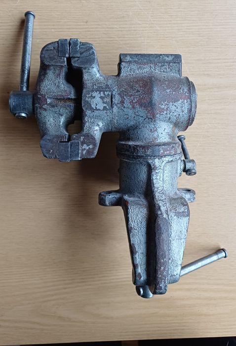 Лещата слюсарні СРСР з наковальнею.  Тиски.