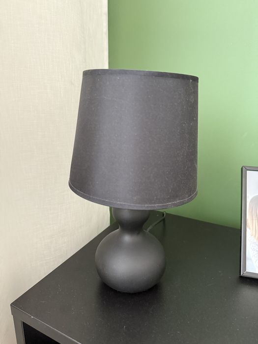 Dwie czarne lampki nocne