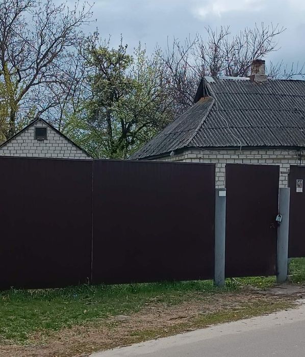 Продаж пів будинку з земельною ділянкою в центрі Яготина