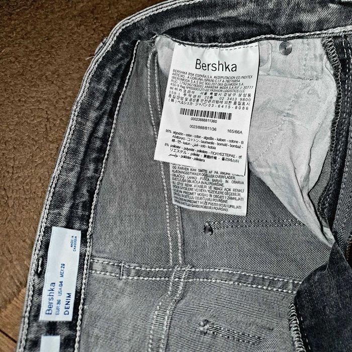 Spodnie jeansy marmurkowe od Bershka