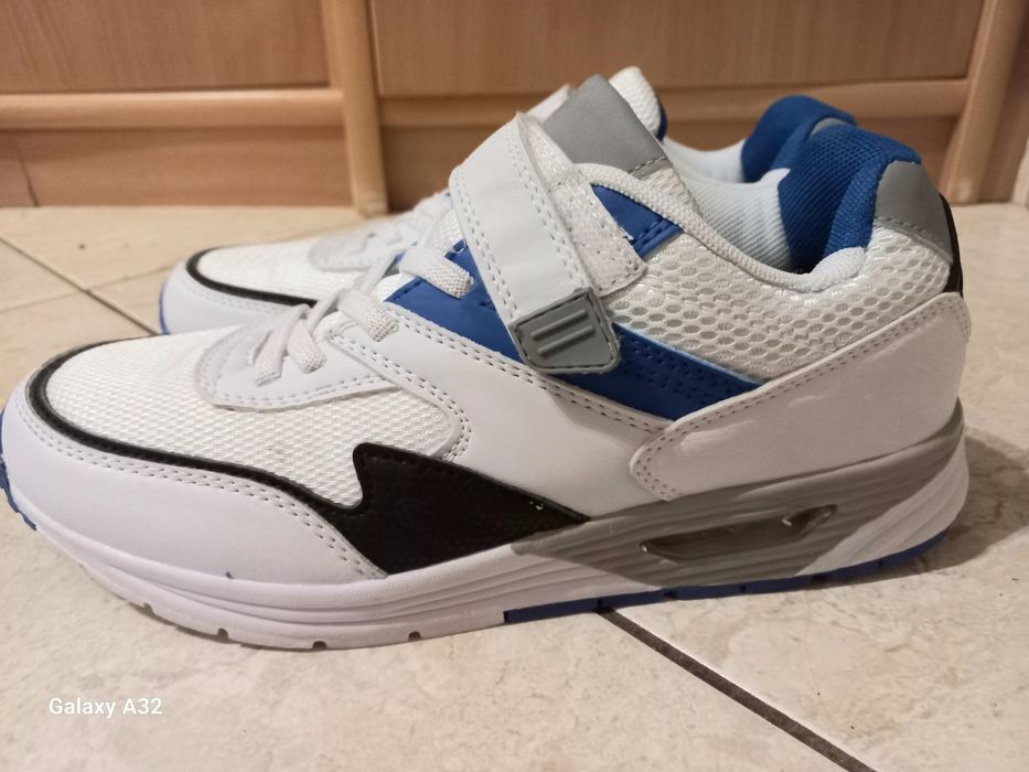 Sportowe buty damskie George.