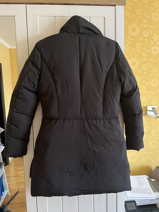 Пуховик чорного кольору