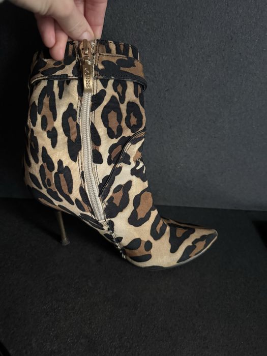 Ботільйони на шпильці тигрові. Матеріал -текстиль. Зручні.