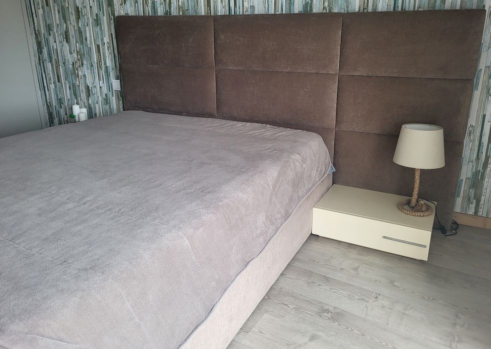 Cama casal  + mesinhas cabeceira