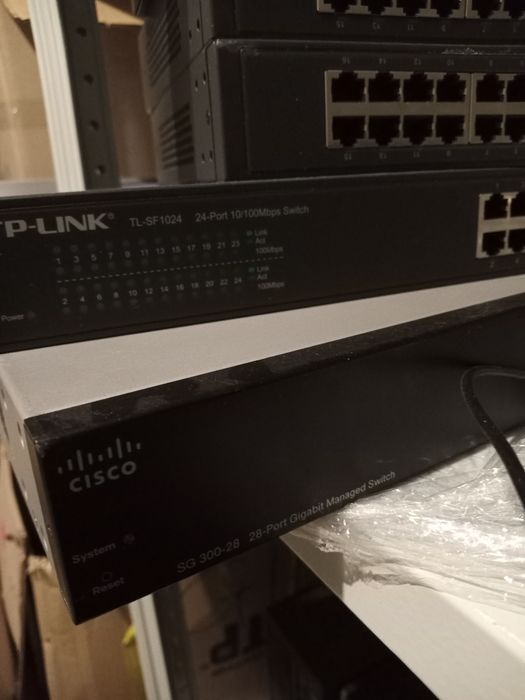 Комутатор мережевий Cisco SG-300 28 DLink DSG1016D  Tp Link
