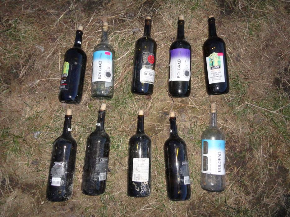 Скляні бутилки з-під вина.1.5 літра.