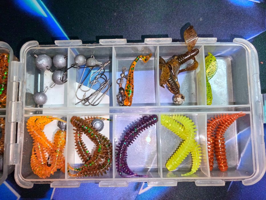 набір силіконових рибальських приманок та джиг-головок в коробці