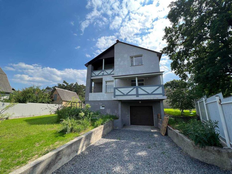 Будинок з ремонтом у лісовому Забуччі. Гараж.