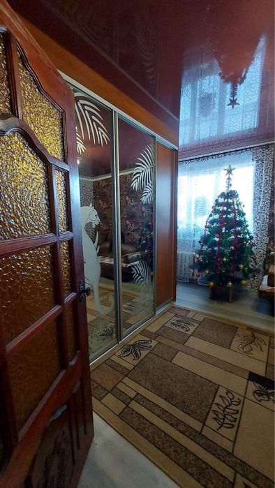 Продам 1/2 частину будинку з гаражем