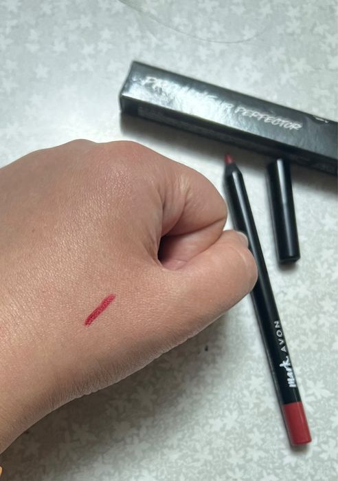 Лайнер для губ “Avon”