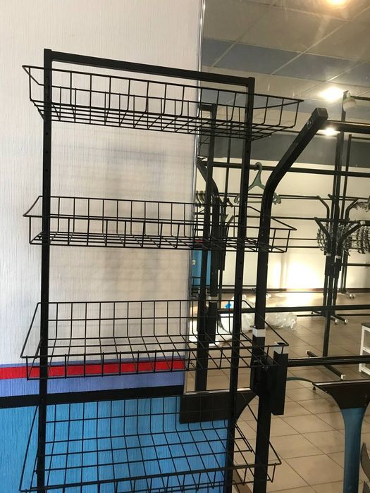 Стійки для одягу, стелажі для взуття, вішалки, маникени, тремпеля.