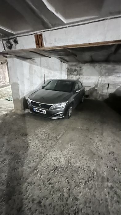 Паркомісце в паркінгу