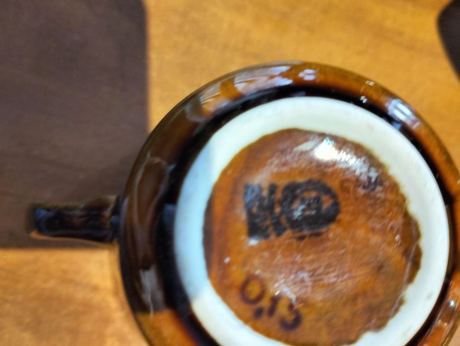 Kolekcja brązowej porcelany.