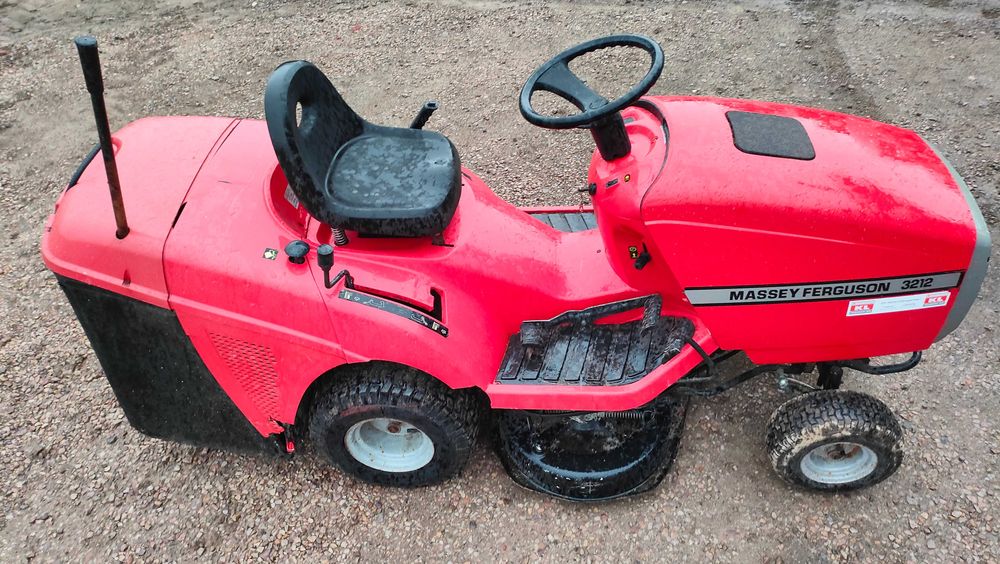 Traktorek do koszenia trawy Massey Ferguson 3212 z koszem