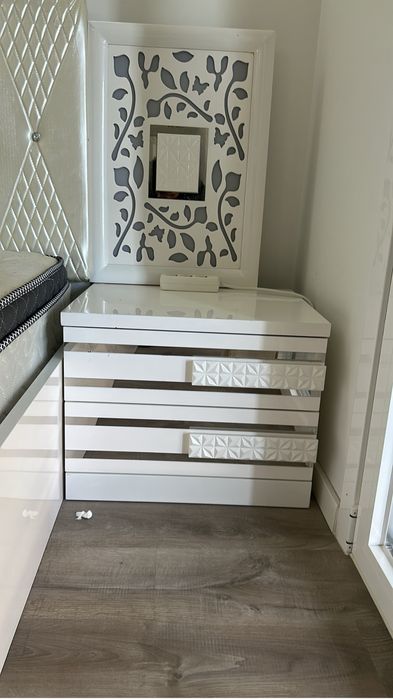 Quarto Completo – Cama King 180x200 + Colchão + Mesas de Cabeceira