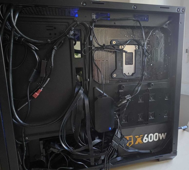PC [CPU Intel i7-8700 | GPU NVIDIA RTX 2060 | RAM 24GB ] + Monitor Samsung 24'' + Light Bar Xiaomi (Oferta)