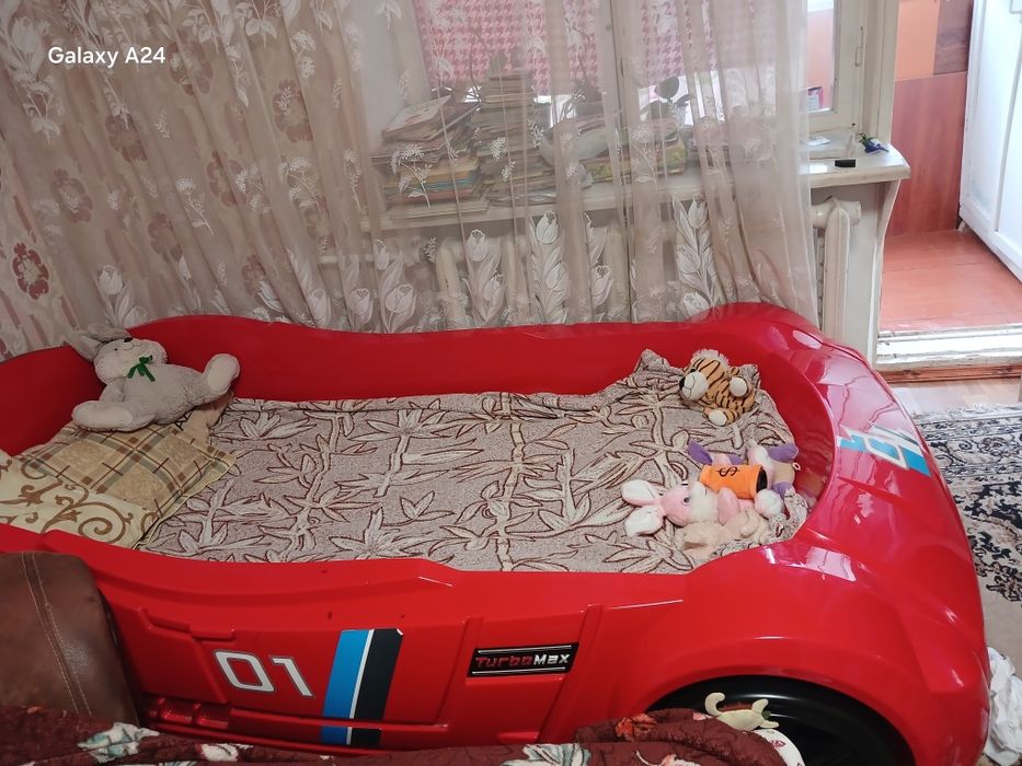 Красивая кровать машина для детей