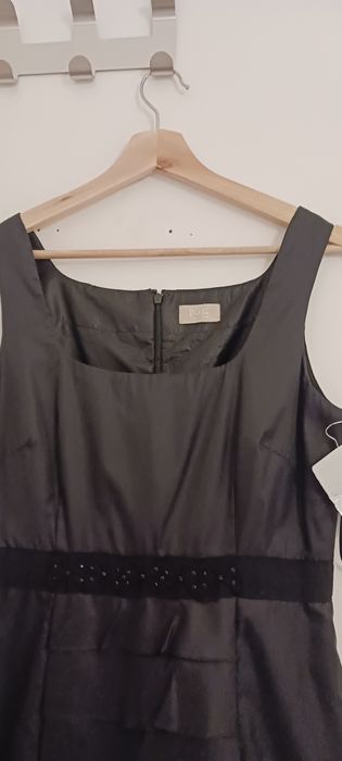 Vestido casual,preto,36-38 com fecho atras.Vestido e muito elegante