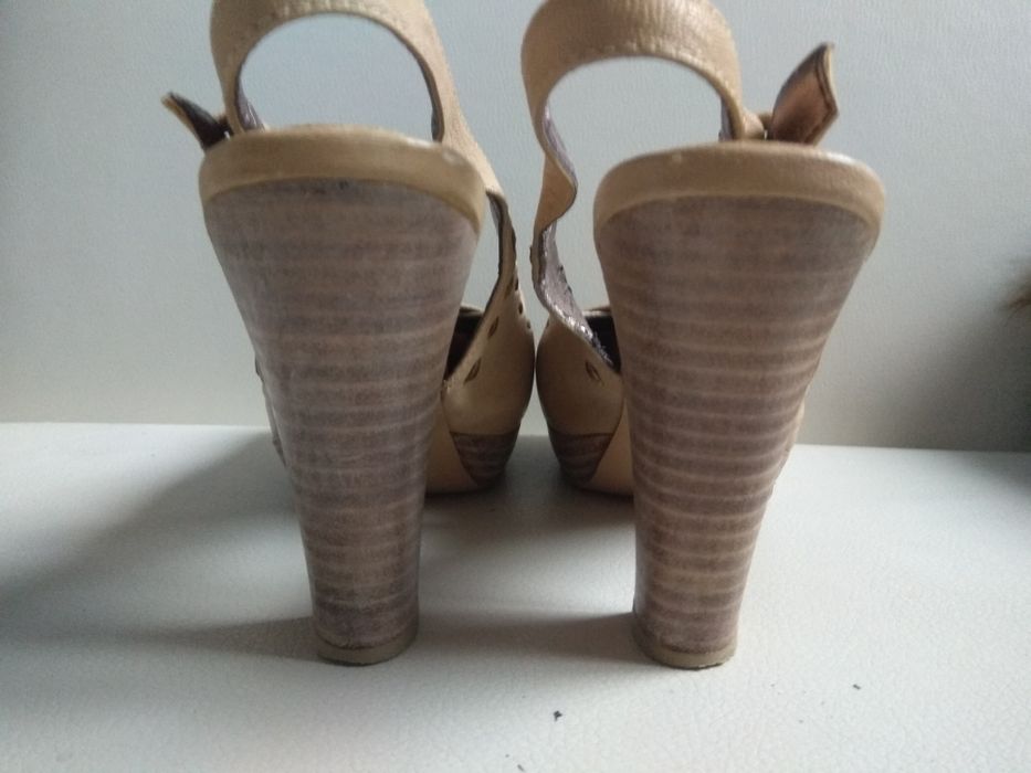 Босоножки кожаные на lплатформе бежевые