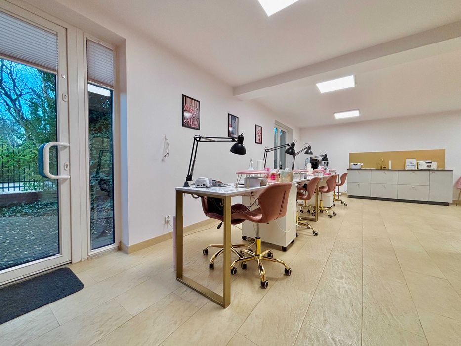 Dwupoziomowy lokal usługowy 80 m² z parkingiem