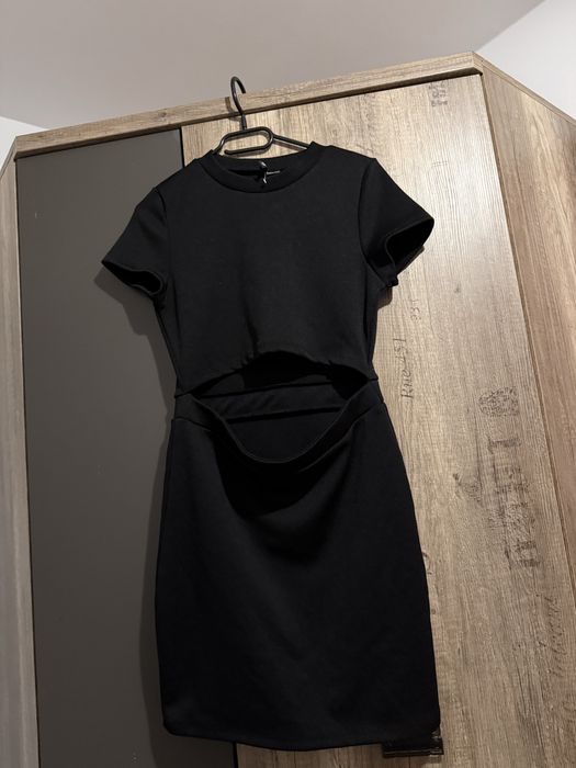 Czarna sukienka H&M Divided wycięcie w talii cut out M