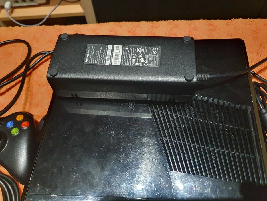 Xbox 360 Slim Console (Glossy Black) 250 GB RGH 3 + Controller64170802143234124