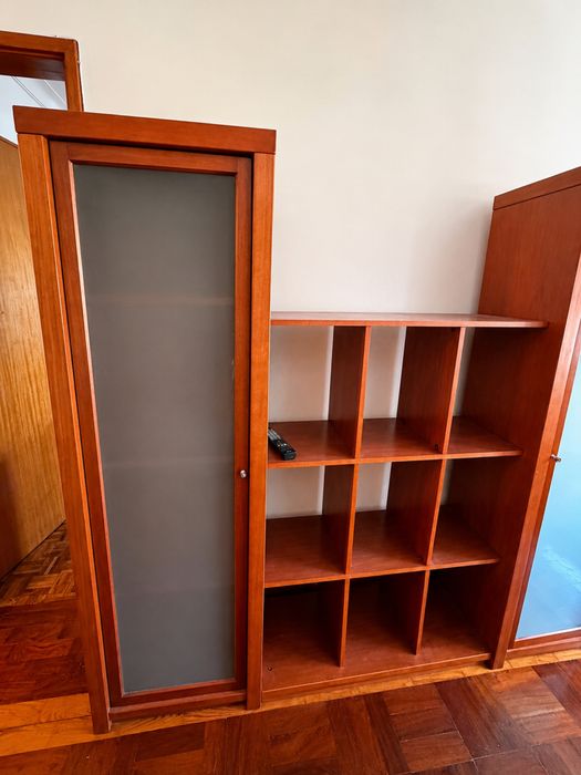 Conjunto de Mobiliário de Escritório – Estantes e Vitrine
