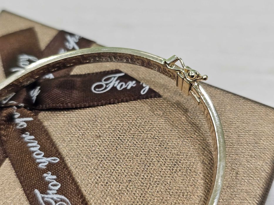 Złota bransoletka sztywna z zapięciem w greckie wzory PR 585