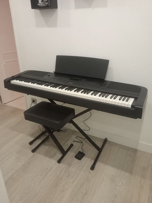 Yamaha DGX 670 88 teclas