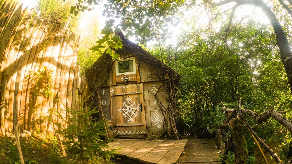 Здається  будиночок у лісі біля струмка. Подобово. Косівський район