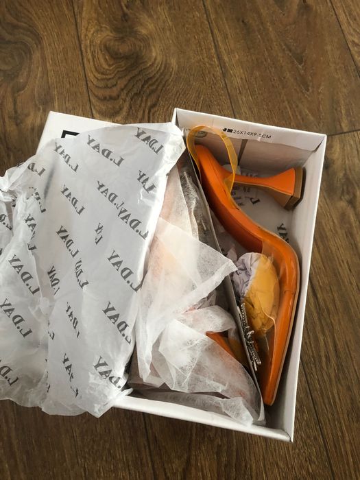 Szpilki w kolorze pomarańczowym