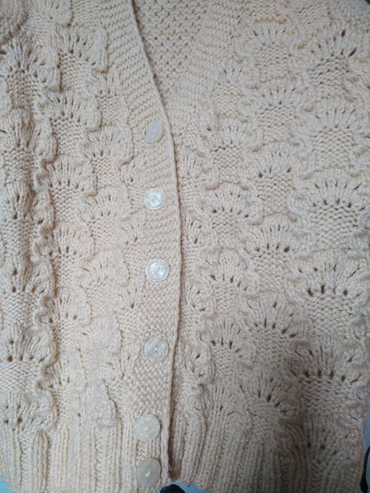 Тёплый,красивый, вязаный жилет ручной работы.