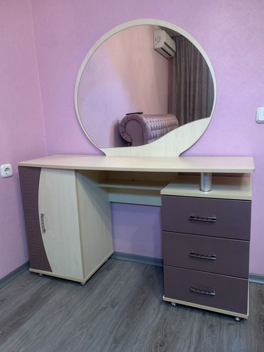 Туалетний столик з дзеркалом