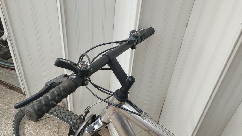 Bicicleta desportiva c/suspensão dianteira de alumínio