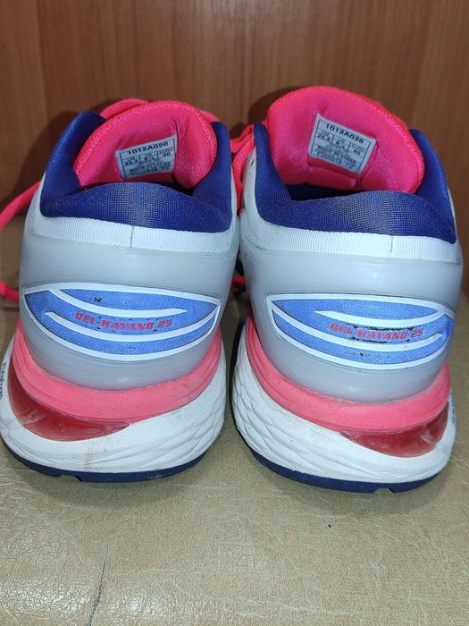 Кросівки ASICS,в чудовому стані