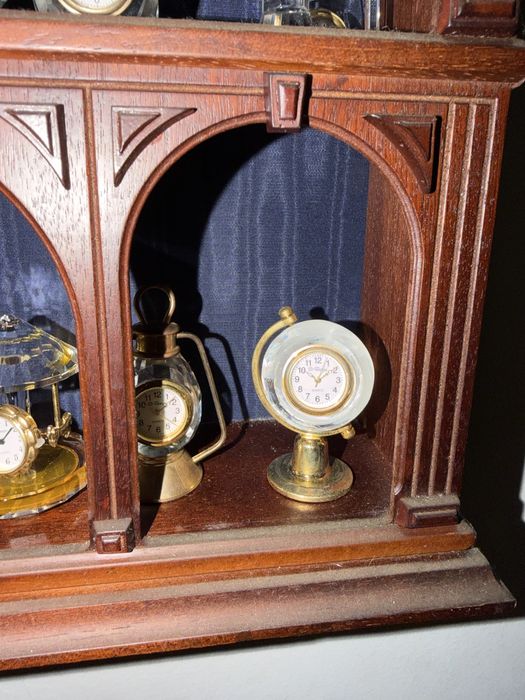 Colecao de relogios em cristal e ouro